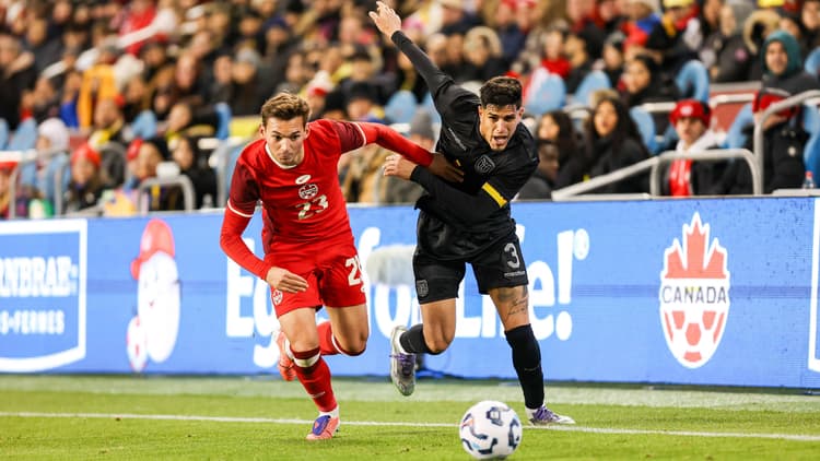 Niko Sigur in action for Canada against Ecuador and Arsenal defender Piero Hincapie