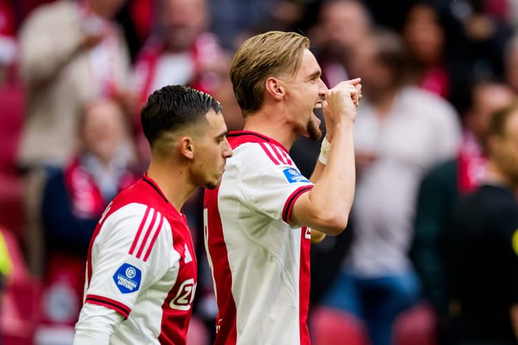 Kenneth Taylor juicht na zijn treffer tegen NAC Breda