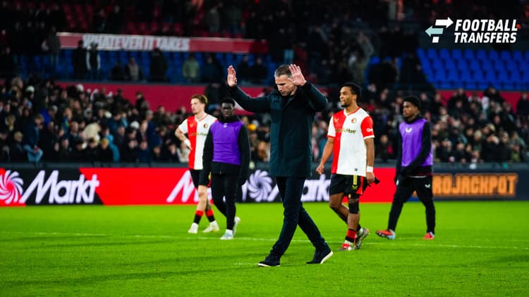 Robin van Persie biedt zijn excuses aan bij het Feyenoord-publiek na de uitschakeling in de KNVB Beker.