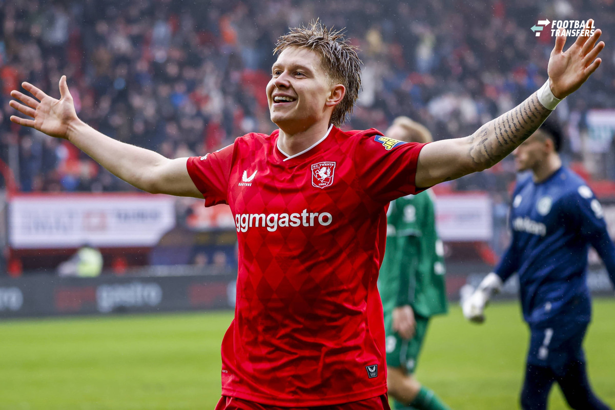 Kristian Hlynsson kent een moeizame start van het seizoen 2026/2027 bij FC Twente. Waar de 22-jarige IJslander vorig jaar nog een van de sterkhouders was in De Grolsch Veste, moet hij het onder trainer John van den Brom vooral doen met een plek...