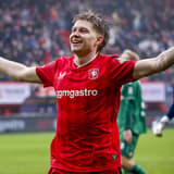 Kristian Hlynsson kent een moeizame start van het seizoen 2026/2027 bij FC Twente. Waar de 22-jarige IJslander vorig jaar nog een van de sterkhouders was in De Grolsch Veste, moet hij het onder trainer John van den Brom vooral doen met een plek...