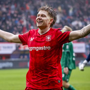 Kristian Hlynsson kent een moeizame start van het seizoen 2026/2027 bij FC Twente. Waar de 22-jarige IJslander vorig jaar nog een van de sterkhouders was in De Grolsch Veste, moet hij het onder trainer John van den Brom vooral doen met een plek...