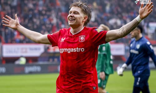 Kristian Hlynsson kent een moeizame start van het seizoen 2026/2027 bij FC Twente. Waar de 22-jarige IJslander vorig jaar nog een van de sterkhouders was in De Grolsch Veste, moet hij het onder trainer John van den Brom vooral doen met een plek...