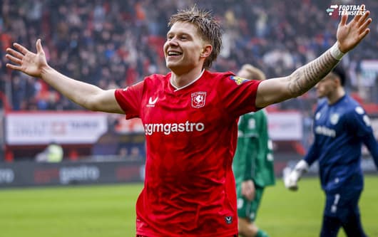 Kristian Hlynsson kent een moeizame start van het seizoen 2026/2027 bij FC Twente. Waar de 22-jarige IJslander vorig jaar nog een van de sterkhouders was in De Grolsch Veste, moet hij het onder trainer John van den Brom vooral doen met een plek...