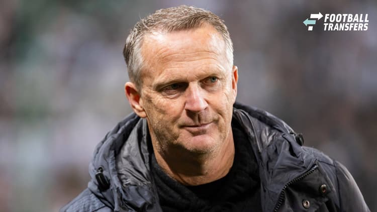 John van den Brom is nu nog trainer van FC Twente en blijft dat ook als het aan een groot deel van de supporters ligt.