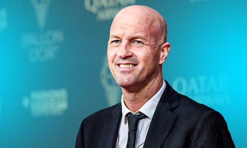 Michael Kinsbergen, een oude bekende van Ajax, zou Jordi Cruijff kunnen gaan bijstaan in zijn rol bij de club. De voormalig directeur, die tussen 2012 en 2015 een belangrijke rol speelde bij Ajax, zou als adviseur kunnen fungeren bij de terugkeer ...