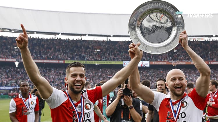 Dávid Hancko en Gernot Trauner vieren het behalen van de landstitel met Feyenoord.