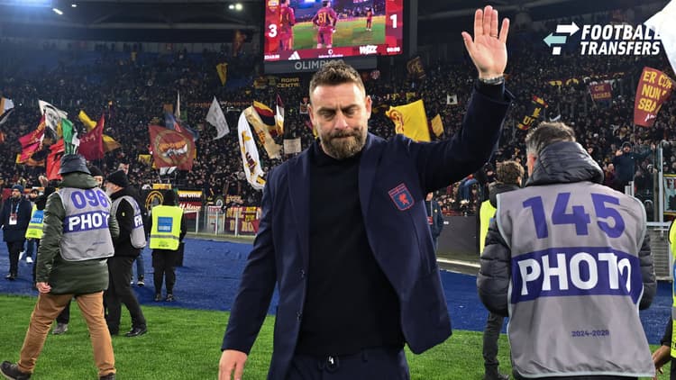 Daniele De Rossi bedankt als trainer van Genoa CFC het publiek van AS Roma, waar hij als speler lang actief was.