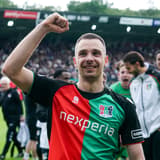 NEC Nijmegen staat voor een belangrijk dilemma rondom de toekomst van Darko Nejasmic, wiens contract in het Goffertstadion nog loopt tot 30 juni 2027. De 27-jarige centrale middenvelder heeft zich de afgelopen tijd geruisloos opgewerkt tot de b...