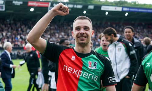 NEC Nijmegen staat voor een belangrijk dilemma rondom de toekomst van Darko Nejasmic, wiens contract in het Goffertstadion nog loopt tot 30 juni 2027. De 27-jarige centrale middenvelder heeft zich de afgelopen tijd geruisloos opgewerkt tot de b...