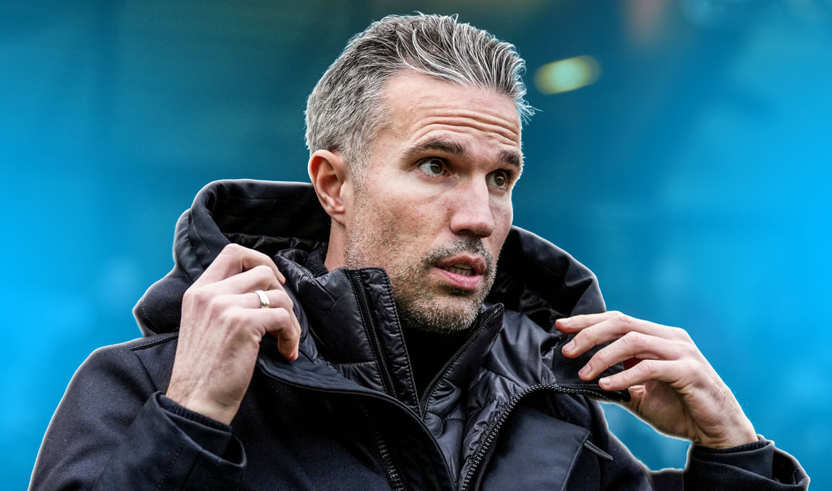 Robin van Persie staat onder druk bij Feyenoord na de 4-3 en 2-0 nederlagen tegen respectievelijk FCSB en Ajax. Supporters vragen inmiddels zelfs al om het ontslag van de oefenmeester, die nog tot medio 2027 vastligt bij Feyenoord. Toch zijn er me...