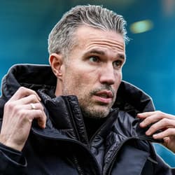 Robin van Persie staat onder druk bij Feyenoord na de 4-3 en 2-0 nederlagen tegen respectievelijk FCSB en Ajax. Supporters vragen inmiddels zelfs al om het ontslag van de oefenmeester, die nog tot medio 2027 vastligt bij Feyenoord. Toch zijn er me...