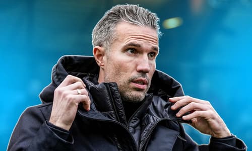 Robin van Persie staat onder druk bij Feyenoord na de 4-3 en 2-0 nederlagen tegen respectievelijk FCSB en Ajax. Supporters vragen inmiddels zelfs al om het ontslag van de oefenmeester, die nog tot medio 2027 vastligt bij Feyenoord. Toch zijn er me...