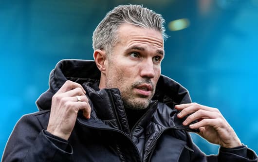 Robin van Persie staat onder druk bij Feyenoord na de 4-3 en 2-0 nederlagen tegen respectievelijk FCSB en Ajax. Supporters vragen inmiddels zelfs al om het ontslag van de oefenmeester, die nog tot medio 2027 vastligt bij Feyenoord. Toch zijn er me...