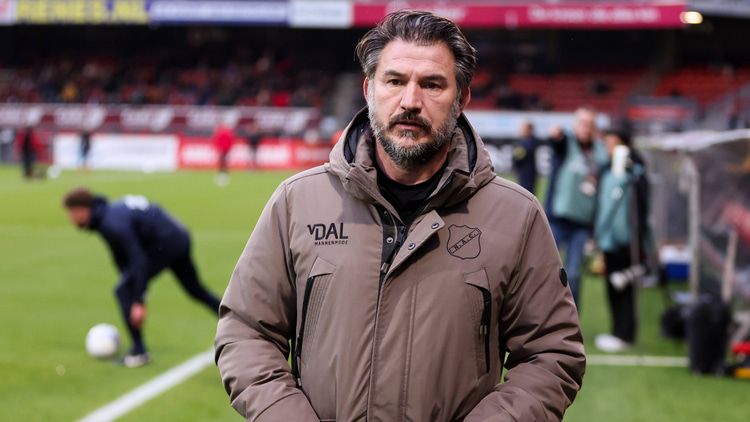 Carl Hoefkens is voorlopig nog trainer van NAC Breda.