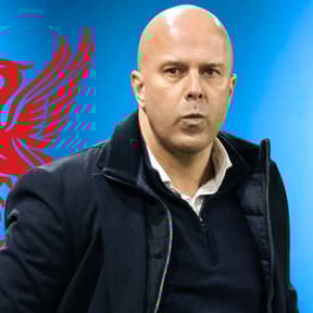 Arne Slot verder in het nauw: Engelse media vrezen voor ontslag