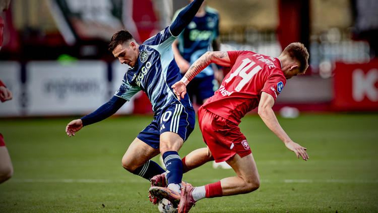 Oscar Gloukh en Kristian Hlynsson in duel tijdens FC Twente - Ajax