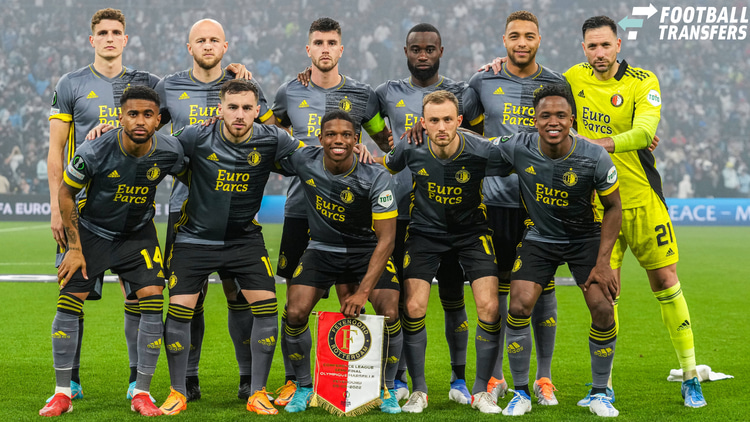 Reiss Nelson (onderste rij, helemaal links) op een teamfoto van Feyenoord.