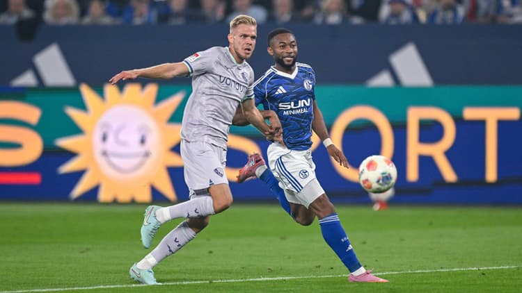 Bochum defender Leandro Morgalla in action against Schalke forward Moussa Sylla