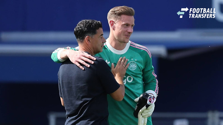 Ajax-trainer Míchel Sánchez met doelman Marc ter Stegen.