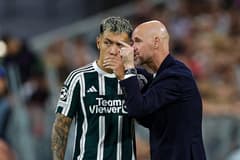 Lisandro Martinez and Erik ten Hag in talks during Bayern Munich v Man Utd, Champions League 2023