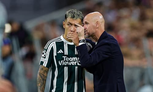 Lisandro Martinez and Erik ten Hag in talks during Bayern Munich v Man Utd, Champions League 2023