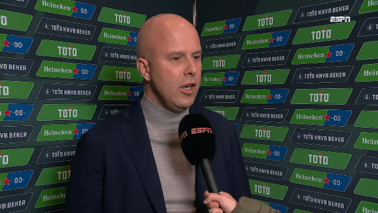 Arne Slot vindt dat er in de achterhoede en op het middenveld snel versterkingen nodig zijn.