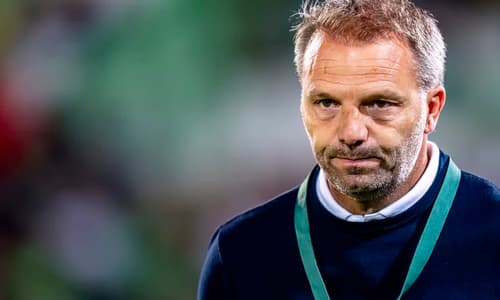 Maurice Steijn zorgt voor verbazing: ‘Kan me niet voorstellen dat hij volgende week nog trainer van Ajax is’