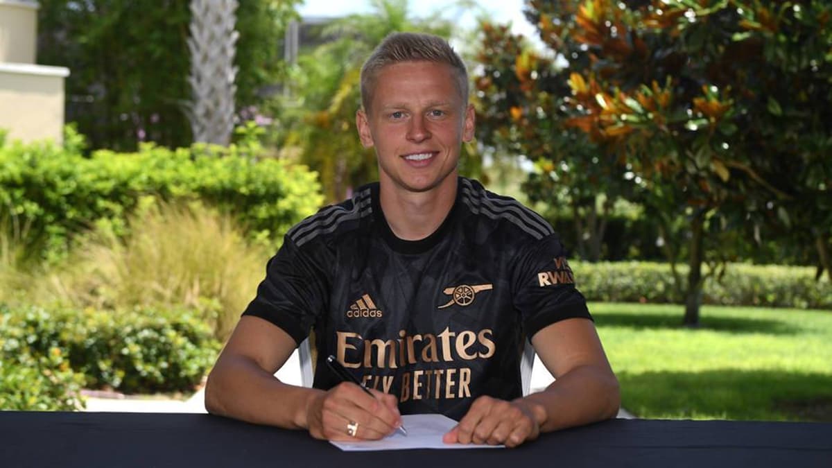 Oleksandr Zinchenko signs his Arsenal contract