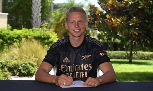 Oleksandr Zinchenko signs his Arsenal contract