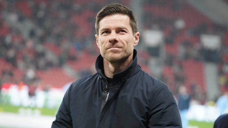 Xabi Alonso valt op met zijn prestaties bij Bayer Leverkusen.