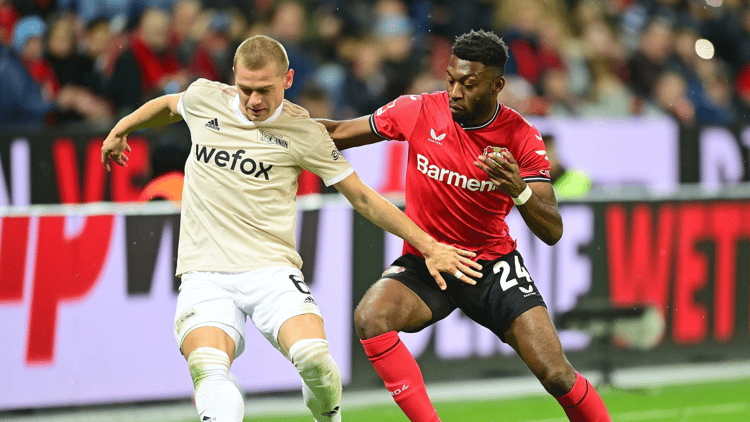 Timothy Fosu-Mensah (rechts) in het shirt van Bayer Leverkusen.