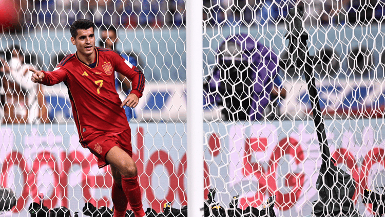 Alvaro Morata rent juichend weg na zijn openinsdoelpunt.