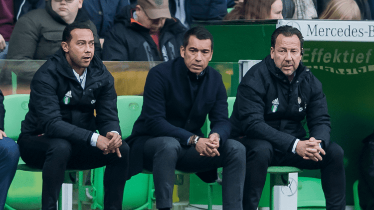 Giovanni van Bronckhorst als trainer op de bank bij Feyenoord.