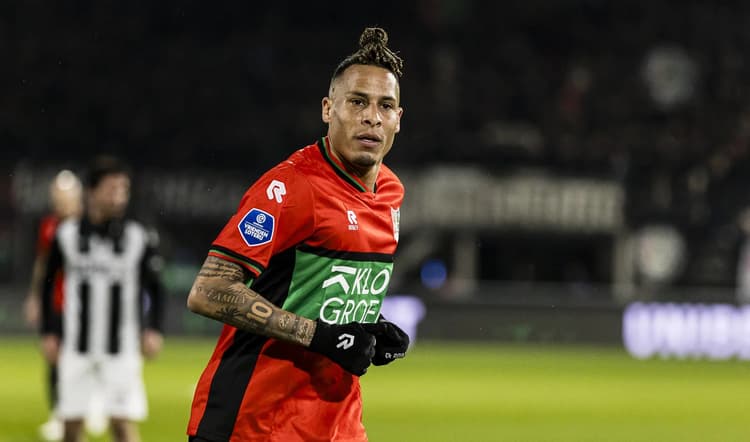 Tjaronn Chery in het shirt van NEC.
