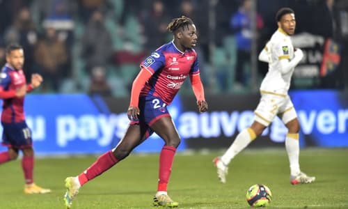Mohamed Bayo playing for Clermont Foot, 2021/22