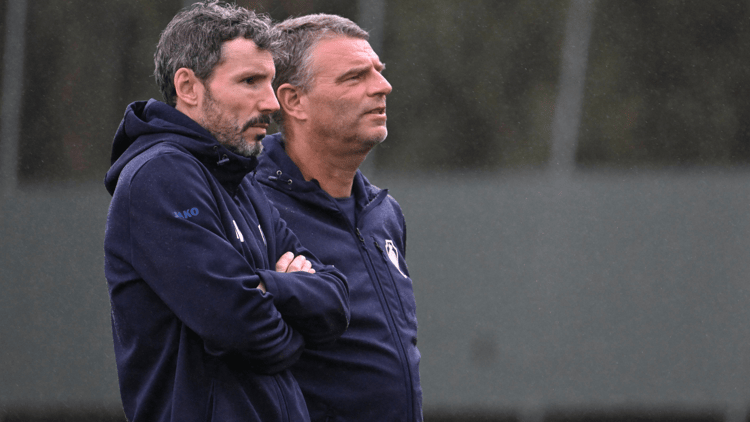 Mark van Bommel was vorig seizoen nog trainer van Royal Antwerp en zit sinds afgelopen zomer zonder club.