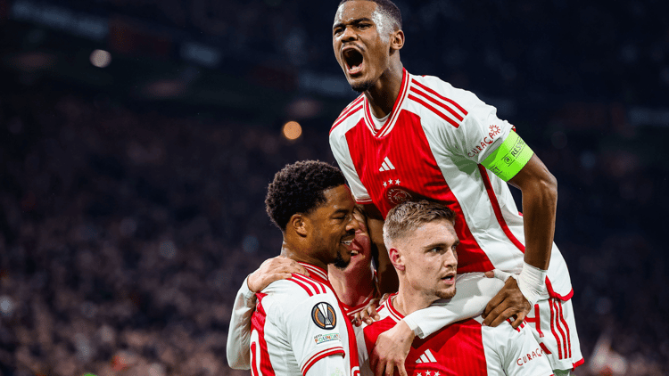 De zeventienjarige Hato speelde tot op heden al veertig wedstrijden in het eerste van Ajax.