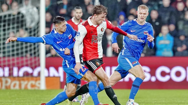 Mats Wieffer in duel met AZ-middenvelder Tijjani Rieijnders.