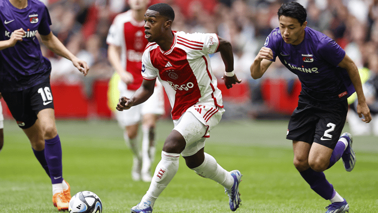 Amourricho van Axel Dongen in duel met Yukinari Sugawara afgelopen seizoen tijdens Ajax - AZ.