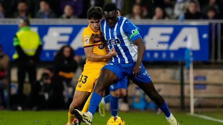 Samu Omorodion in action against Barcelona's Pau Cubarsi