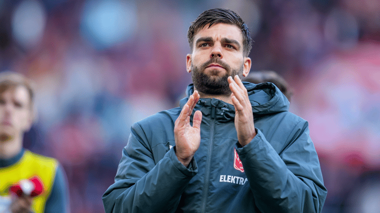 Robin Pröpper in een jas van FC Twente.