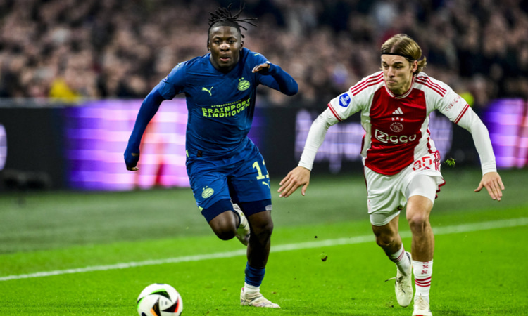 Borna Sosa (rechts) werd op de laatste dag van de zomerse transferperiode door Ajax van VfB Stuttgart overgenomen.