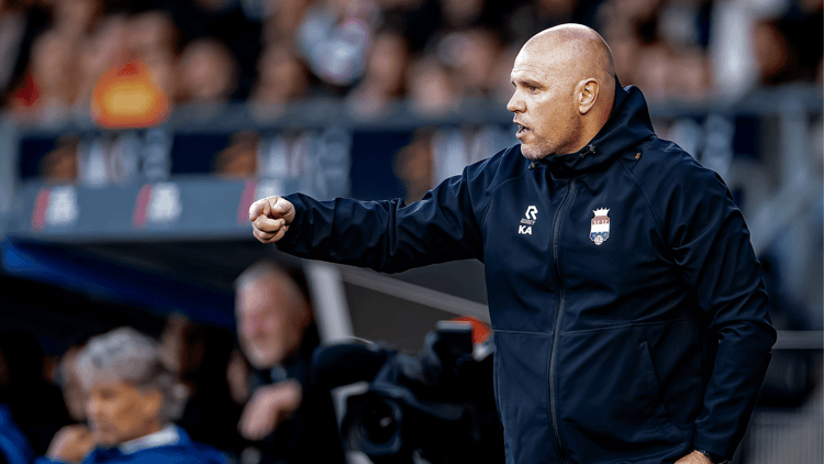 Kristof Aelbrecht langs de lijn bij Willem II als waarnemend coach