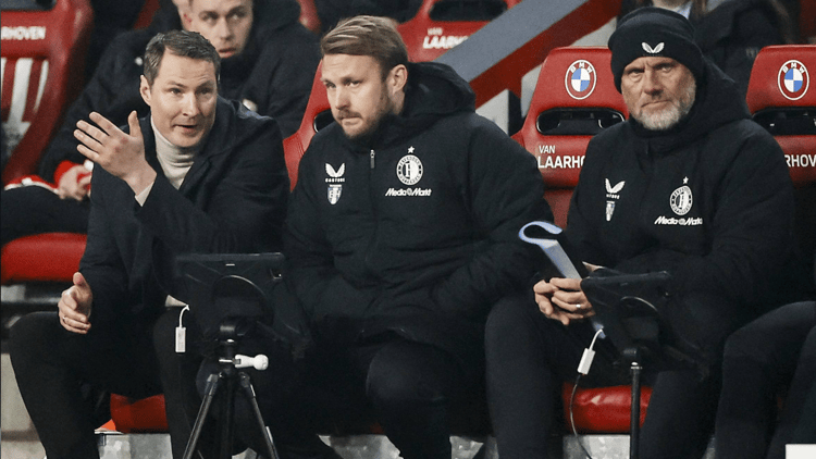 Brian Priske, Björn Hamberg en John de Wolf op de bank tijdens het duel van Feyenoord met PSV.