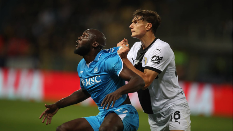 Giovanni Leoni going up against Napoli striker Romelu Lukaku