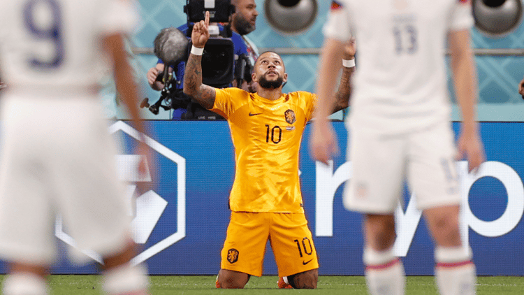 Memphis Depay viert zijn openingstreffer.