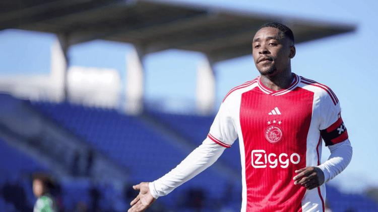 Ajacied Steven Bergwijn was door blessureleed afwezig tegen sc Heerenveen.