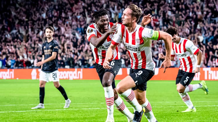 'De ultieme teamspeler’ noemden ze Luuk de Jong zelfs prijzend bij Barcelona.