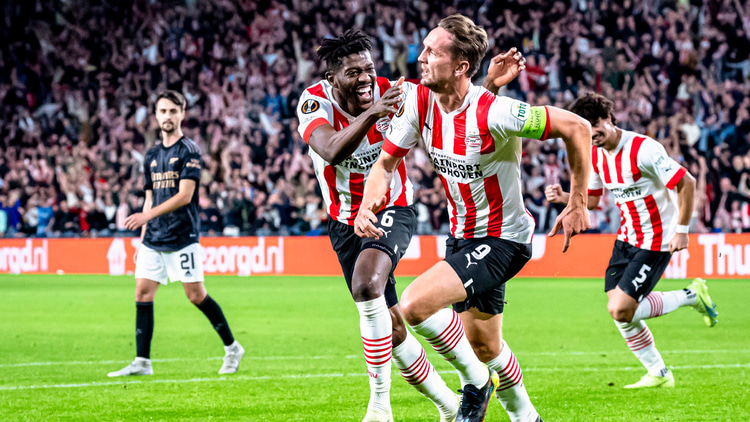 'De ultieme teamspeler’ noemden ze Luuk de Jong zelfs prijzend bij Barcelona.